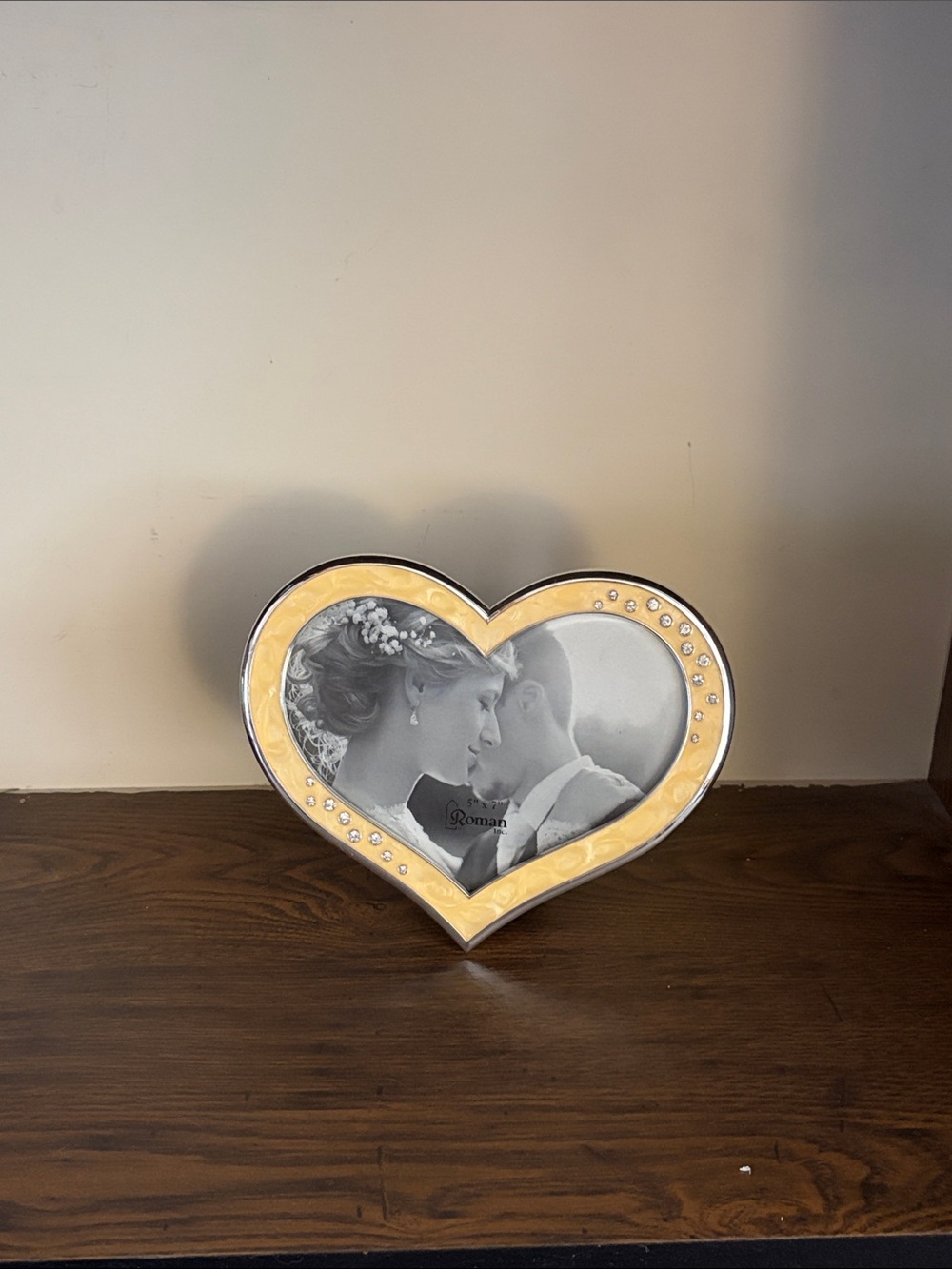 Elegant Heart-Shaped Photo Frame in Gold
